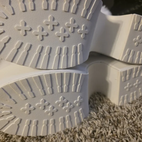 Chic White Faux Fur Lace-Up Heeled Boots - Picture 7 of 7